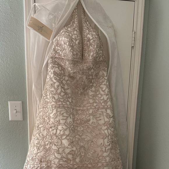 Allure bridal gown / Halter style A-line dress - Picture 4 of 10